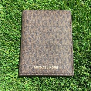 New in package Michael Kors Bedford travel wallet